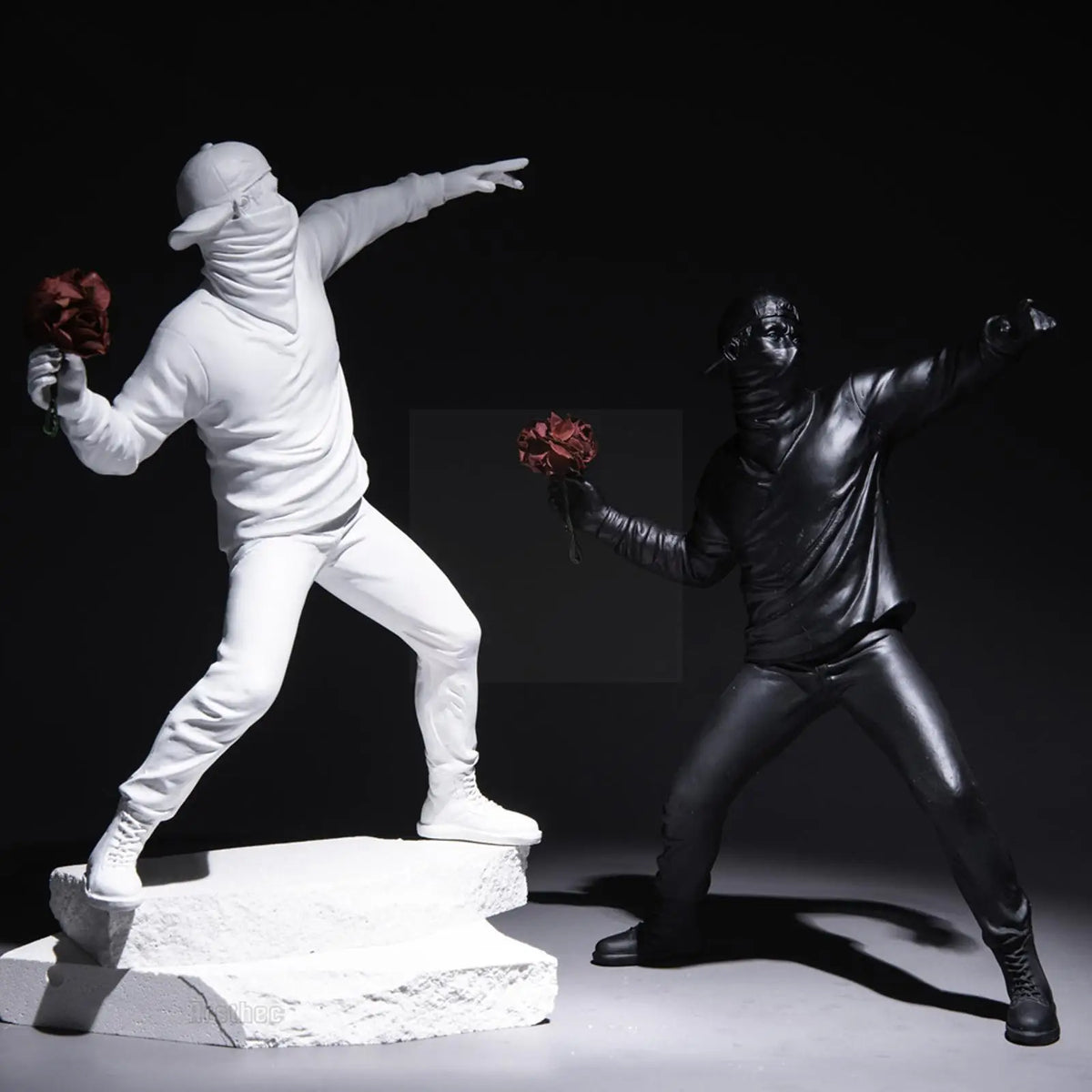 Banksy Flower Launcher – Escultura de Arte Moderna em Resina