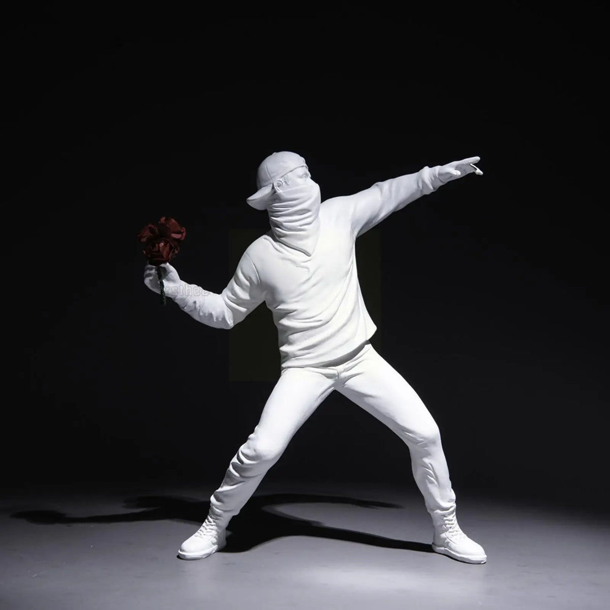 Banksy Flower Launcher – Escultura de Arte Moderna em Resina